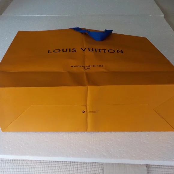 Louis Vuitton Medium Bag - Picture 5 of 7